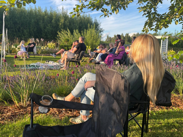 FOTO, VIDEO: Romantiskā noskaņā "Lavandu Lejās" aizvadīts Mika Dukura koncerts