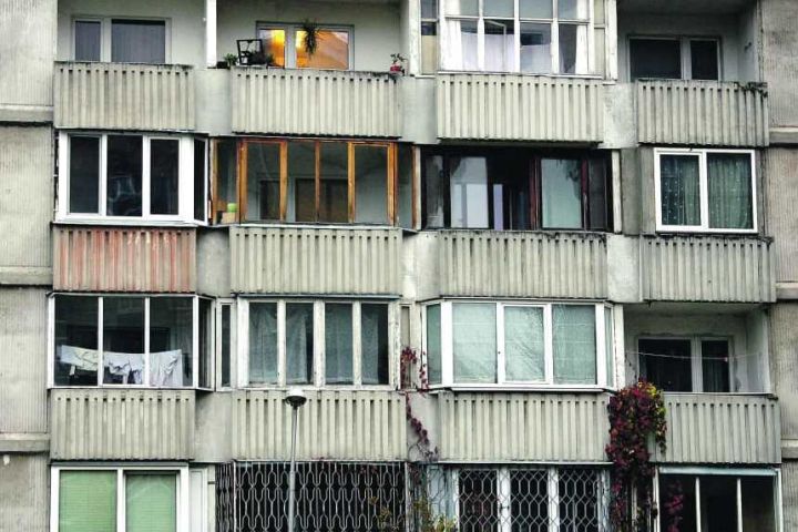 Ogres novadā vairākās daudzdzīvokļu mājās patvaļīgi aizstiklotas lodžijas un balkoni