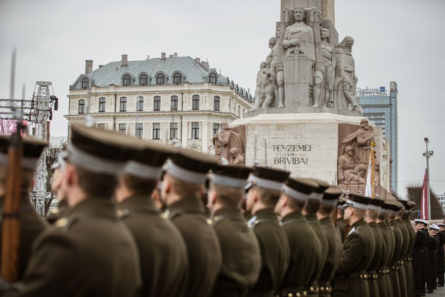 Aicina pasveicināt karavīru Latvijas armijas 106.gadadienā