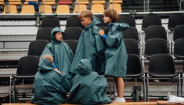 Attēls rakstam: Drēgno laika apstākļu dēļ pieslēdz apkuri Rīgas skolās, kur uzturas Dziesmu un deju svētku dalībnieki