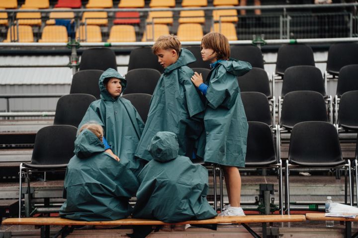 Drēgno laika apstākļu dēļ pieslēdz apkuri Rīgas skolās, kur uzturas Dziesmu un deju svētku dalībnieki
