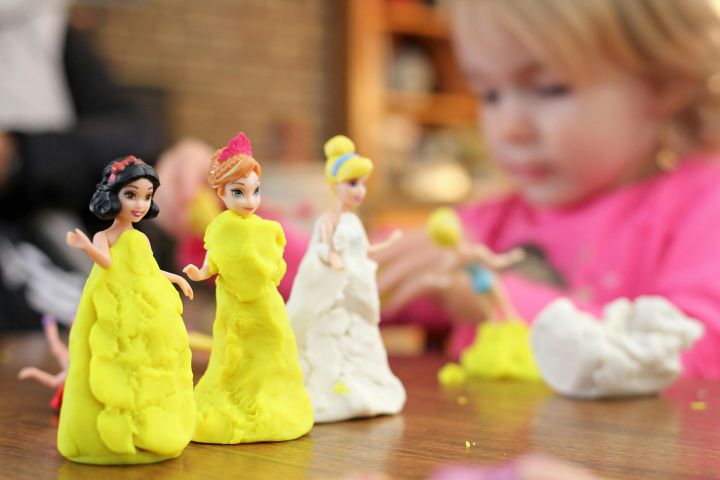 Gumijas, klasītes, gurķi un nazīši: cilvēki dalās neaizmirstamās spēlēs, ko spēlējām 80.–90. gados