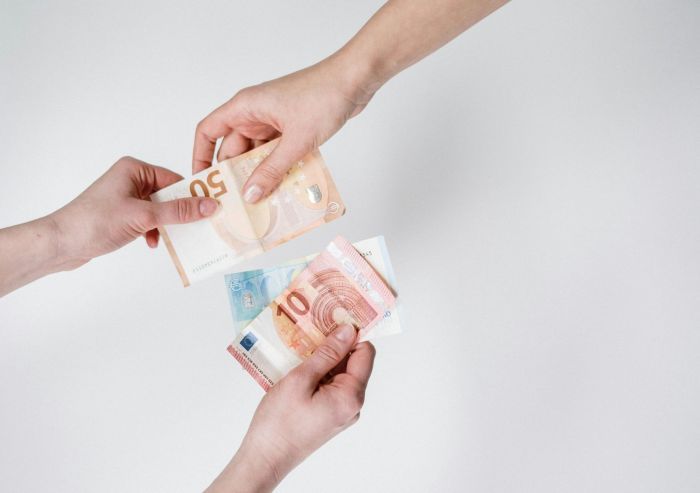 Pētījums: Meitenēm 9.klasē finanšu pratība ir zemāka nekā zēniem