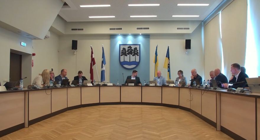 Ogres novada dome nolemj Ētikas komisijā iekļaut visus deputātus – izceļas asas debates