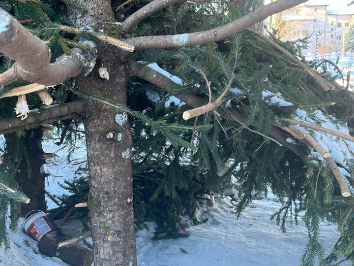 Bērnu izpriecu vandalismi pie katoļu dievnama Lielvārdē