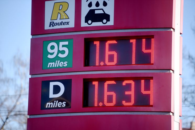 Attēls rakstam: Degvielas cenu kāpums satricina tirgu: politiķi pieprasa skaidrojumus, ekonomisti brīdina par riskiem