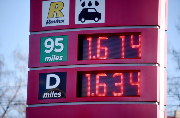 Degvielas cenu kāpums satricina tirgu: politiķi pieprasa skaidrojumus, ekonomisti brīdina par riskiem