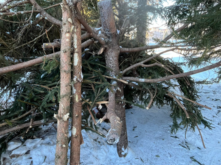 Bērnu izpriecu vandalismi pie katoļu dievnama Lielvārdē