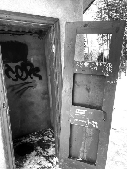 Bērnu izpriecu vandalismi pie katoļu dievnama Lielvārdē