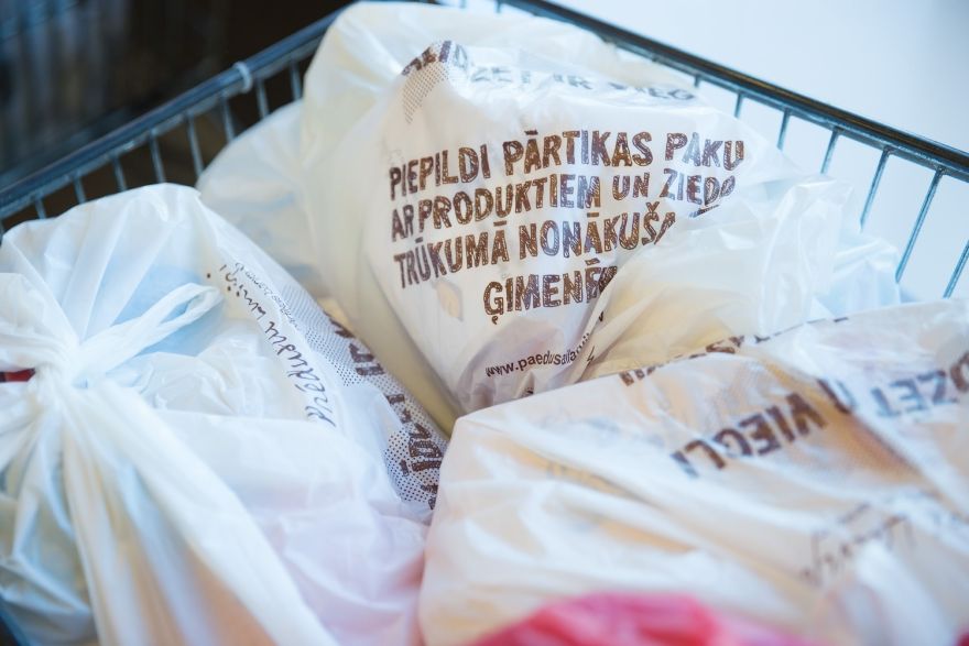 Palīdzot trūkumā nonākušām ģimenēm, Ogrē un citviet noritēs pārtikas paku piepildīšanas akcija 