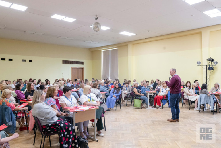 FOTO: Aizvadīta pirmā Ogres novada Vasaras skola atbalsta komandām