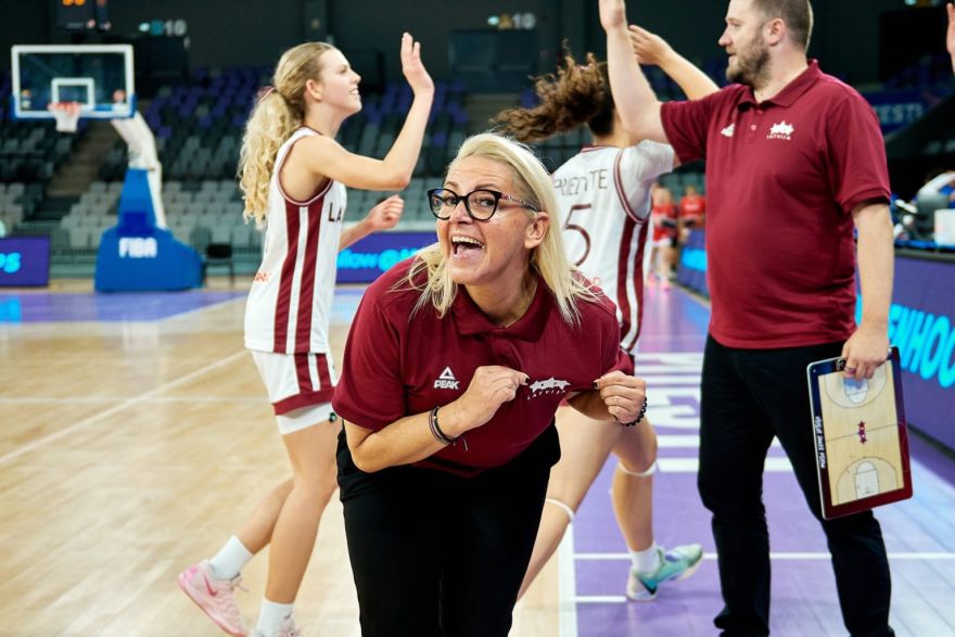 Latvijas meitenes ar ogrēnieti Sirsniņu sastāvā uzvar itālietes un izcīna ceļazīmi uz U17 Pasaules kausu