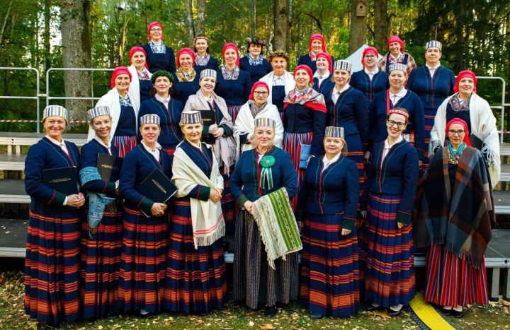 “Tu, meitenīt, mūs komandēsi?” – Airas Birziņas atmiņas un vērtīgā dzīves skola, kas aizveda līdz virsdiriģenta godam