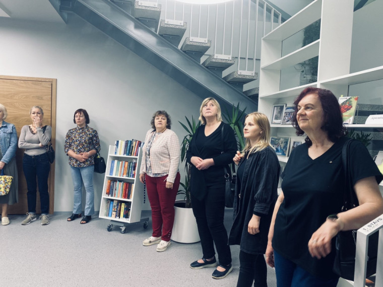 Ogres Centrālās bibliotēkas kolektīvs ciemos pie Ikšķiles kolēģiem