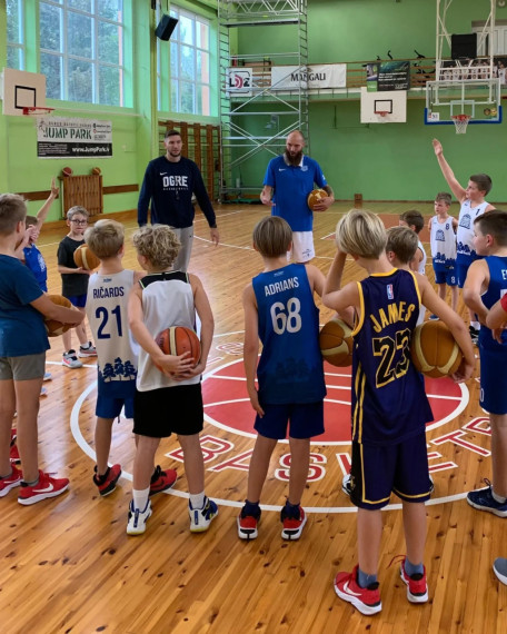 Basketbolists Kārlis Apsītis un Ernests Kalve aizvadīja treniņu kopā ar Ogres Basketbola skolas mazajiem audzēkņiem