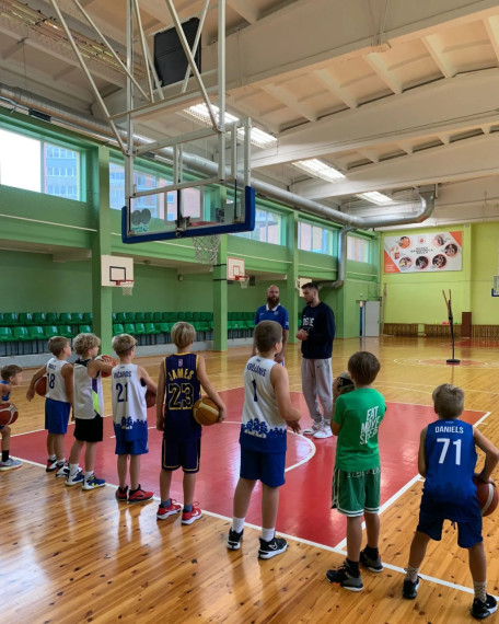 Basketbolists Kārlis Apsītis un Ernests Kalve aizvadīja treniņu kopā ar Ogres Basketbola skolas mazajiem audzēkņiem