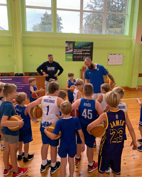 Basketbolists Kārlis Apsītis un Ernests Kalve aizvadīja treniņu kopā ar Ogres Basketbola skolas mazajiem audzēkņiem