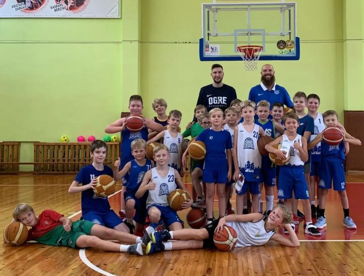 Basketbolists Kārlis Apsītis un Ernests Kalve aizvadīja treniņu kopā ar Ogres Basketbola skolas mazajiem audzēkņiem