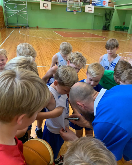 Basketbolists Kārlis Apsītis un Ernests Kalve aizvadīja treniņu kopā ar Ogres Basketbola skolas mazajiem audzēkņiem