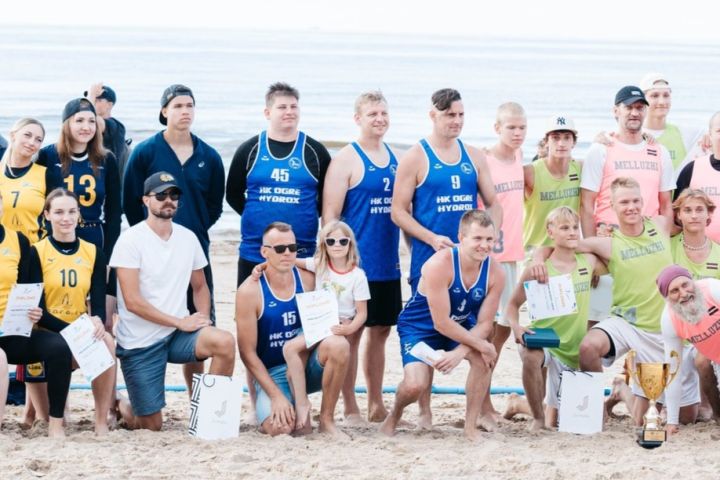 Handbola klubam “Ogre” 2. vieta pludmales handbola turnīrā “Jūrmala 2024”