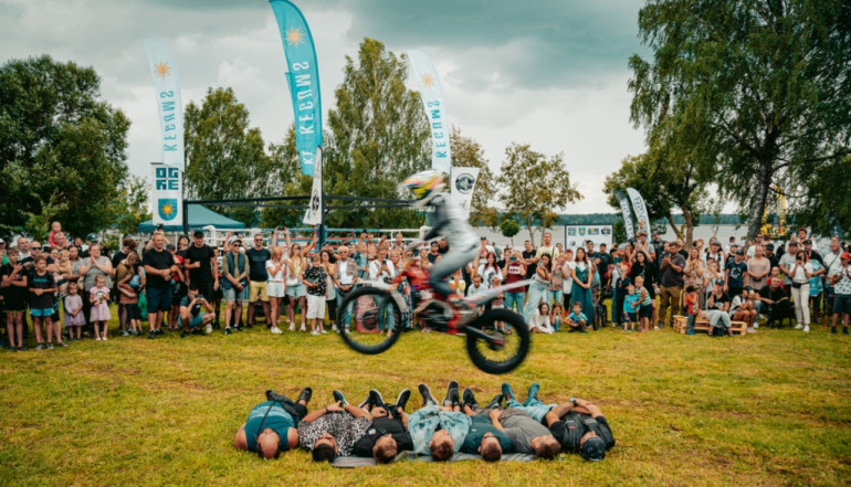 FOTO: Vērienīgi aizvadīts sestais sporta un izklaides festivāls “VĪRU SPĒLES 2024” Ķegumā