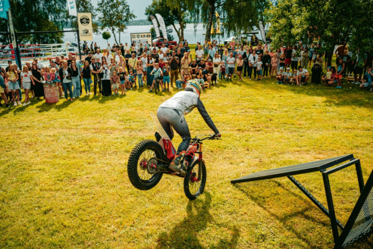 FOTO: Vērienīgi aizvadīts sestais sporta un izklaides festivāls “VĪRU SPĒLES 2024” Ķegumā