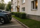 Attēls rakstam: Ogres Namsaimnieks skaidro: Vai drīkst uzlādēt elektroauto, izvelkot vadu no dzīvokļa vai pagraba?