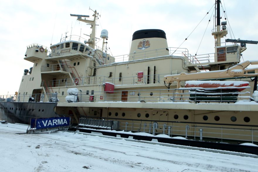 Ledlauža "Varma" komanda izglābusi uz dreifējoša ledus gabala jūrā iepūstus cilvēkus