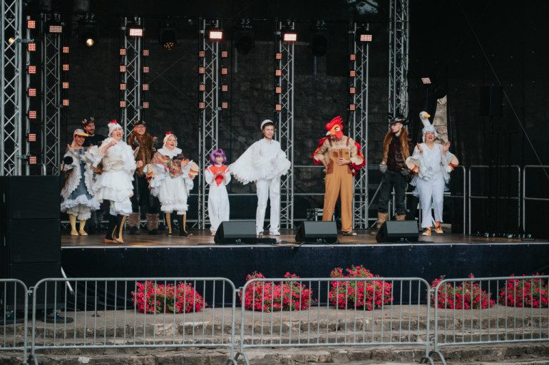 FOTO: Lietū, bet kopīgi un svinīgi aizvadīti Ikšķiles pilsētas svētki