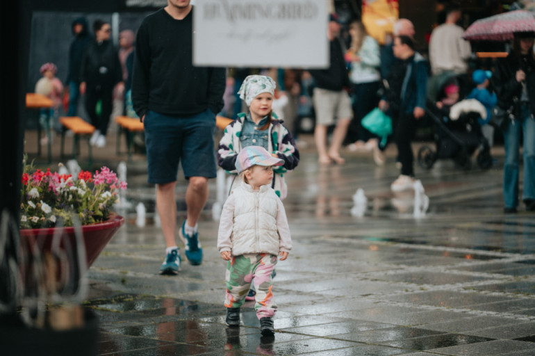 FOTO: Lietū, bet kopīgi un svinīgi aizvadīti Ikšķiles pilsētas svētki