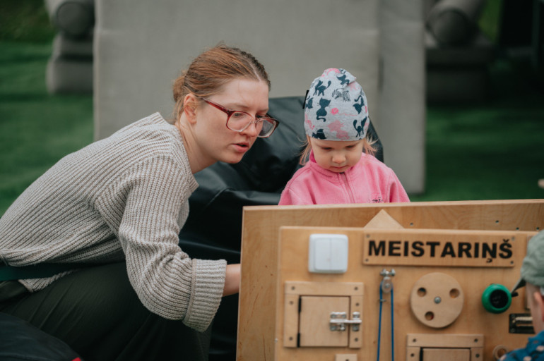 FOTO: Lietū, bet kopīgi un svinīgi aizvadīti Ikšķiles pilsētas svētki