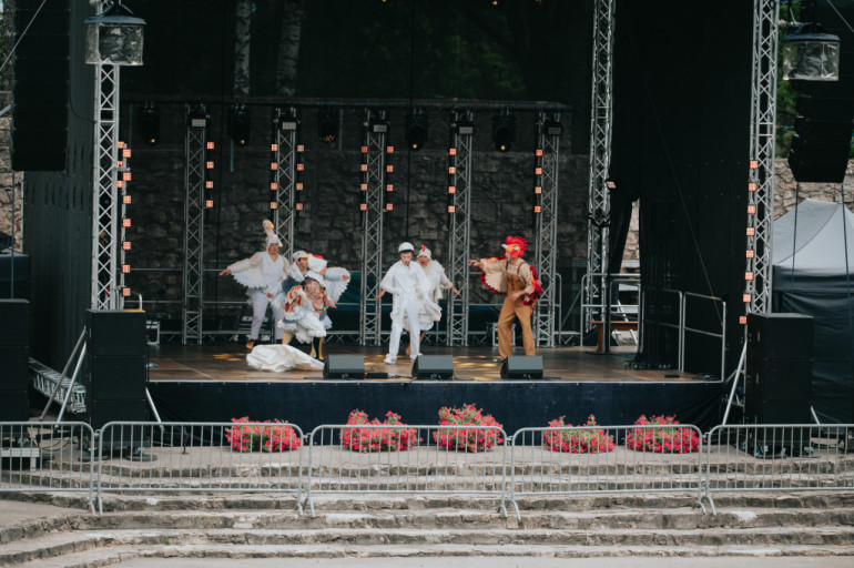 FOTO: Lietū, bet kopīgi un svinīgi aizvadīti Ikšķiles pilsētas svētki