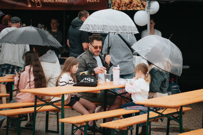 FOTO: Lietū, bet kopīgi un svinīgi aizvadīti Ikšķiles pilsētas svētki