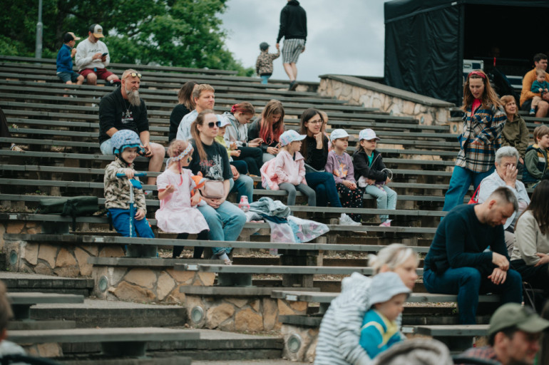 FOTO: Lietū, bet kopīgi un svinīgi aizvadīti Ikšķiles pilsētas svētki