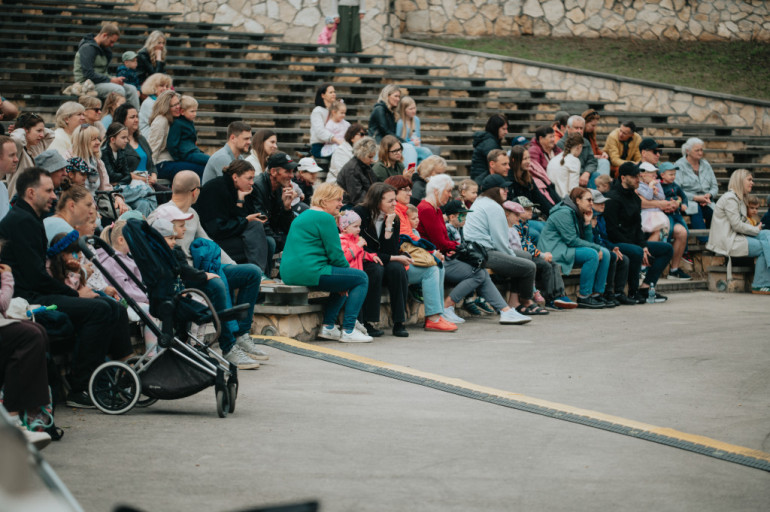 FOTO: Lietū, bet kopīgi un svinīgi aizvadīti Ikšķiles pilsētas svētki