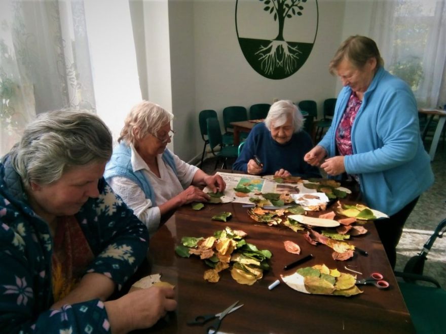 Atbild iedzīvotāji. Kāpēc tik daudzi seniori vecumdienās paliek vieni?
