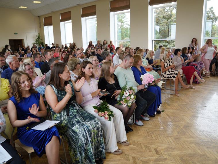 Krāsaini taureņi un spilgtas personības - Ogres novadā sācies izlaidumu laiks