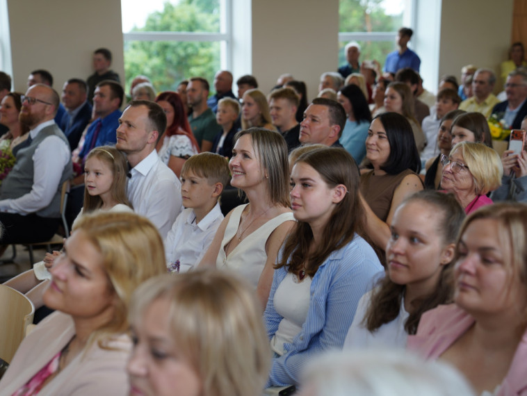 Krāsaini taureņi un spilgtas personības - Ogres novadā sācies izlaidumu laiks