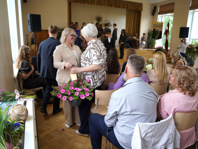 FOTO: Krāsaini taureņi un spilgtas personības - Ogres novadā sācies izlaidumu laiks