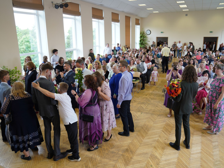 Krāsaini taureņi un spilgtas personības - Ogres novadā sācies izlaidumu laiks
