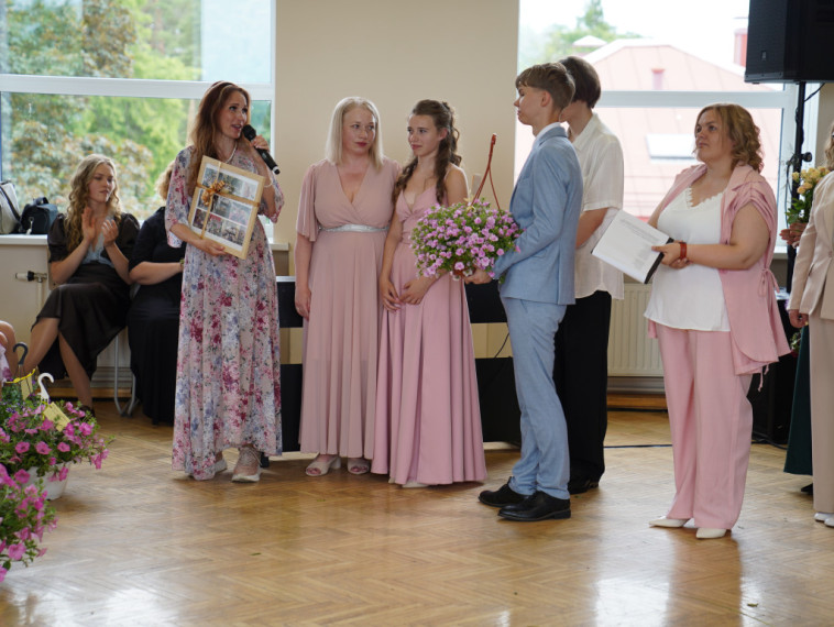 FOTO: Krāsaini taureņi un spilgtas personības - Ogres novadā sācies izlaidumu laiks