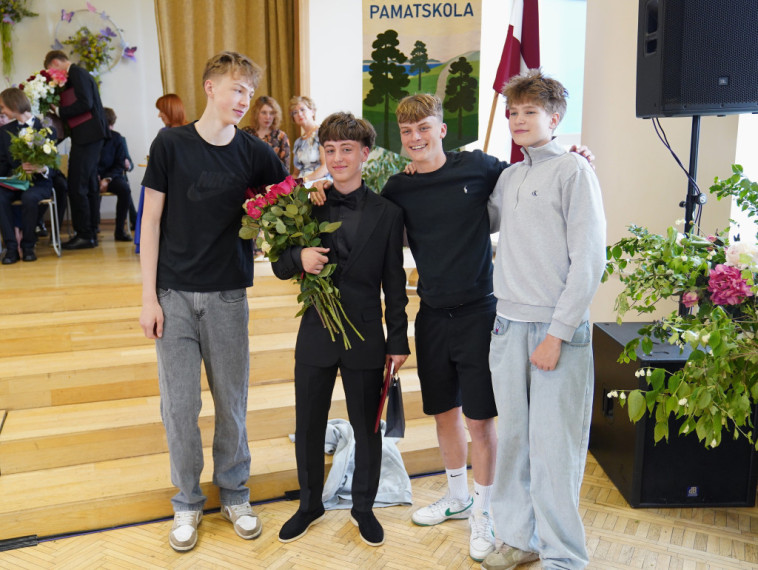 FOTO: Krāsaini taureņi un spilgtas personības - Ogres novadā sācies izlaidumu laiks