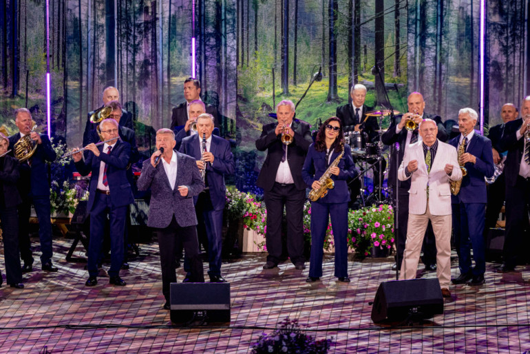 FOTO, VIDEO: Edvards Strazdiņš ar jaukto kori "Lāčplēsis" plūc laurus 10. Latvijas Sirdsdziesma finālkoncertā