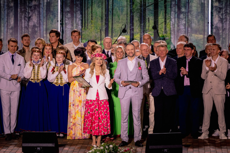 FOTO, VIDEO: Edvards Strazdiņš ar jaukto kori "Lāčplēsis" plūc laurus 10. Latvijas Sirdsdziesma finālkoncertā
