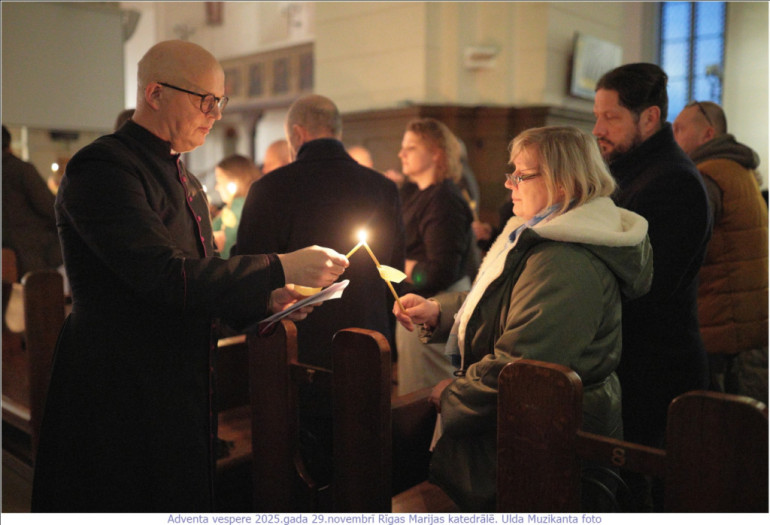 FOTO: Krāšņi aizvadīts gaismas dievkalpojum