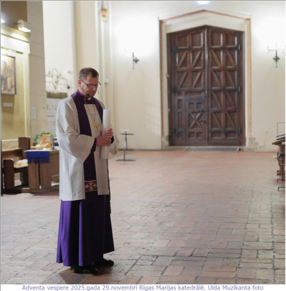 FOTO: Krāšņi aizvadīts gaismas dievkalpojum