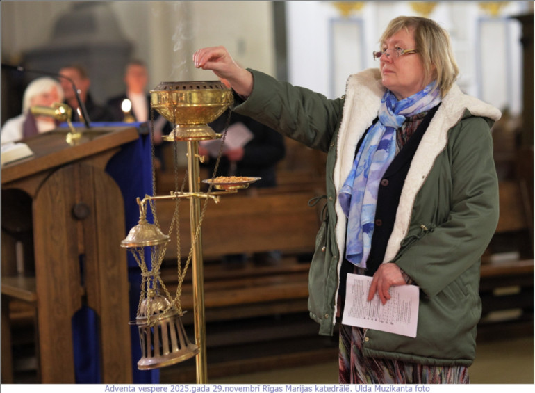 FOTO: Krāšņi aizvadīts gaismas dievkalpojum