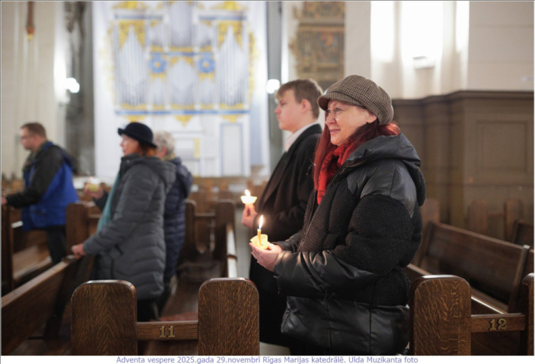 FOTO: Krāšņi aizvadīts gaismas dievkalpojum