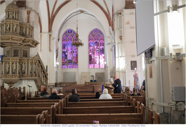 FOTO: Krāšņi aizvadīts gaismas dievkalpojum