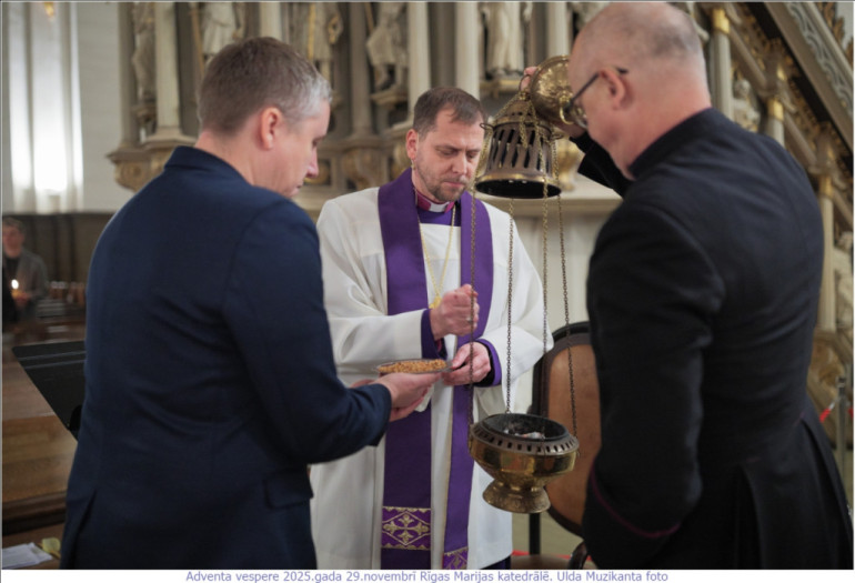 FOTO: Krāšņi aizvadīts gaismas dievkalpojum